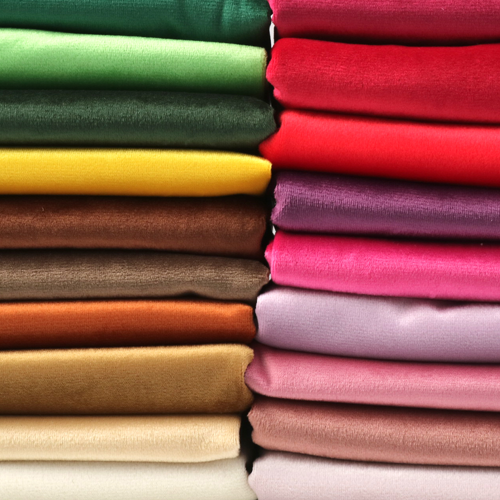 Photo représentant une pile de tissus de plusieurs couleurs.